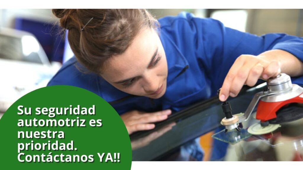 Técnico reparando luna de cristal