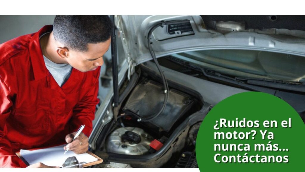 Chico con apuntes revisando motor coche